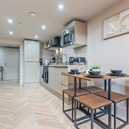 Centre - Sleeps 4 - Stylish Unique - Prime Location Apartment