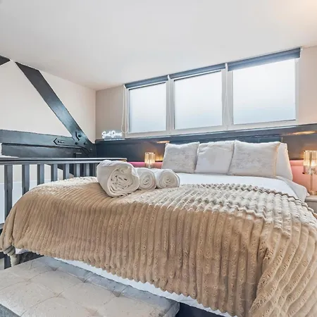 Apartment Centre - Sleeps 4 - Stylish Unique - Prime Location