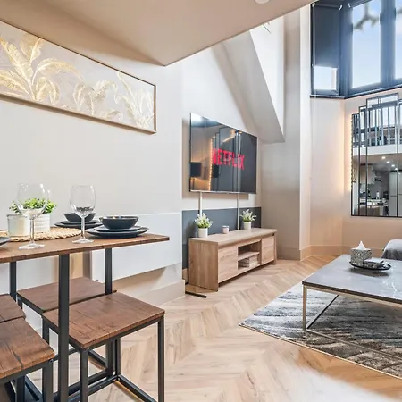 Apartment Centre - Sleeps 4 - Stylish Unique - Prime Location *