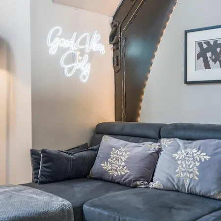 Centre - Sleeps 4 - Stylish Unique - Prime Location Apartment
