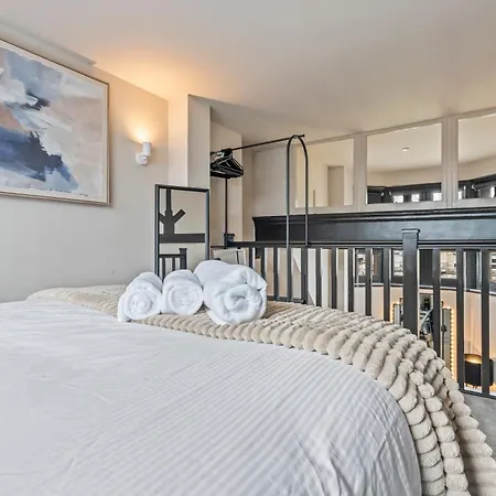 Apartment Centre - Sleeps 4 - Stylish Unique - Prime Location *