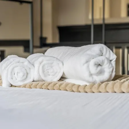 Centre - Sleeps 4 - Stylish Unique - Prime Location *