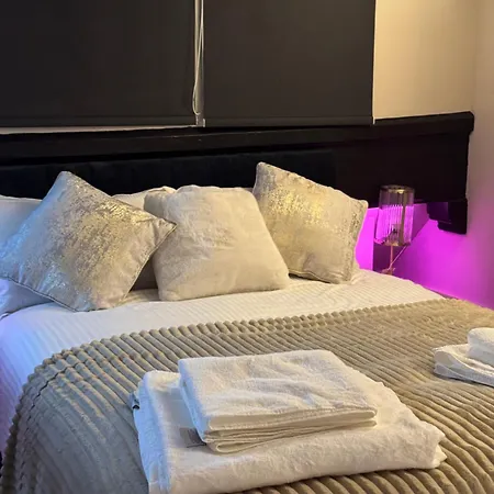 Centre - Sleeps 4 - Stylish Unique - Prime Location Apartment